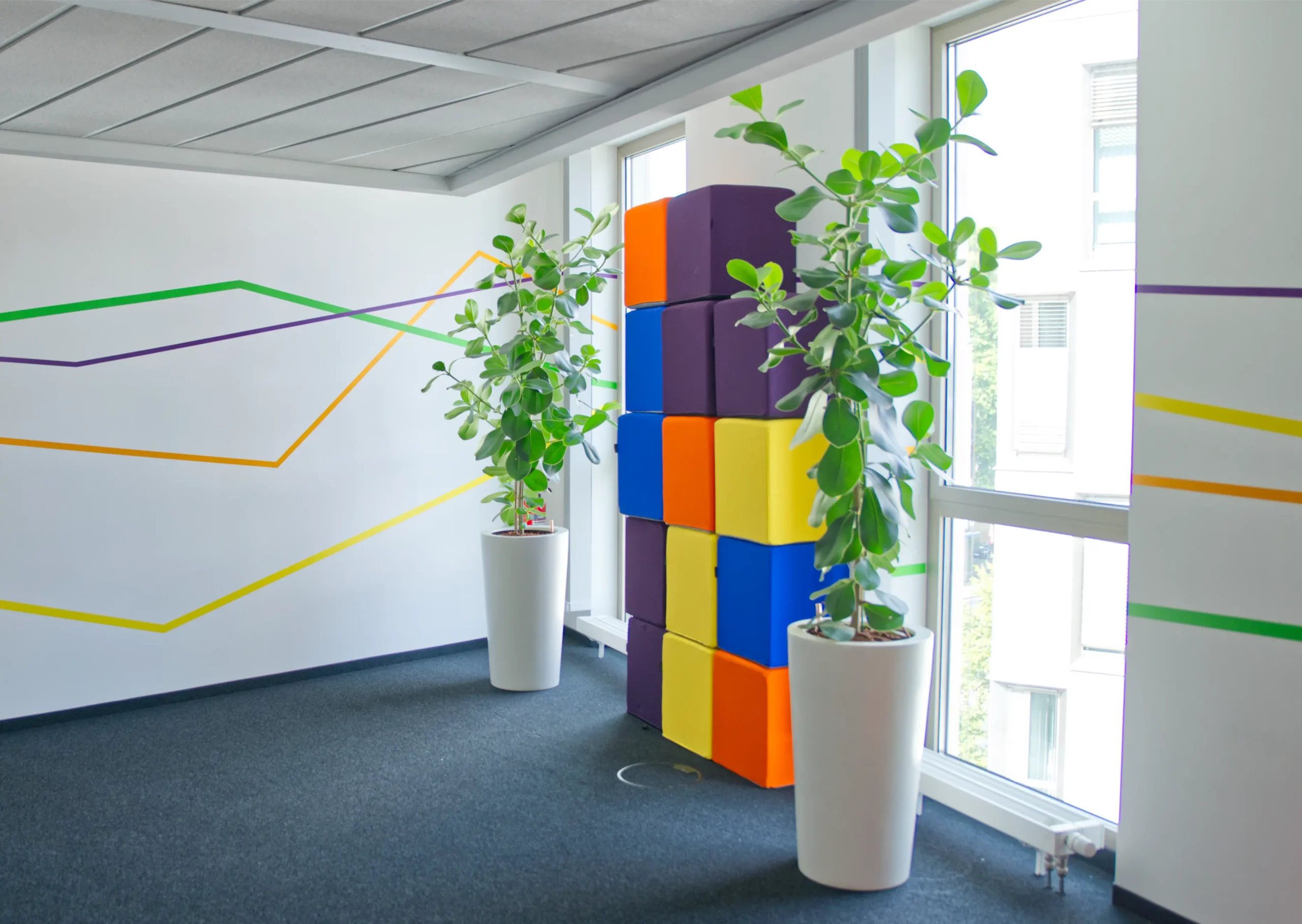 Großraumbüro mit Fensterfront – Referenz Energie, Telekommunikation & Konzerne