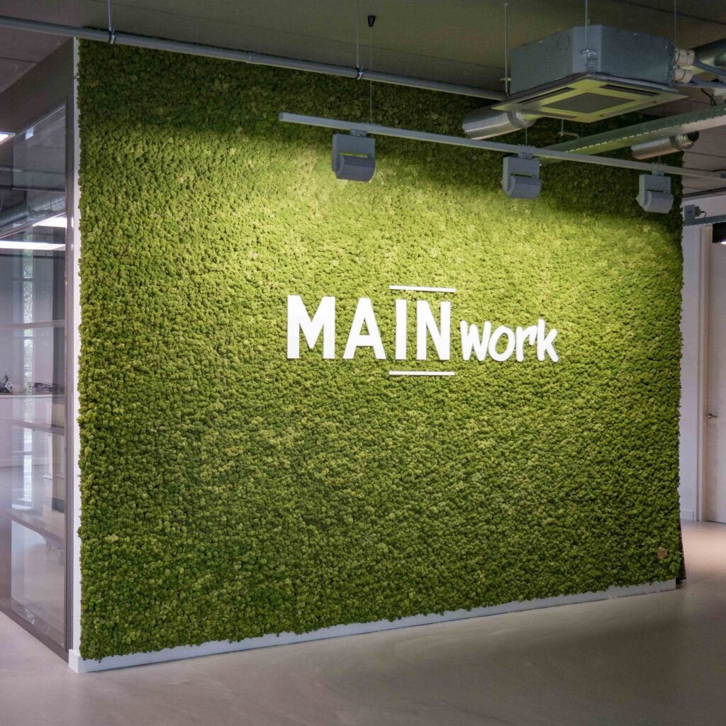 Mooswand aus Islandmoos im Empfangsbereich eines Unternehmens