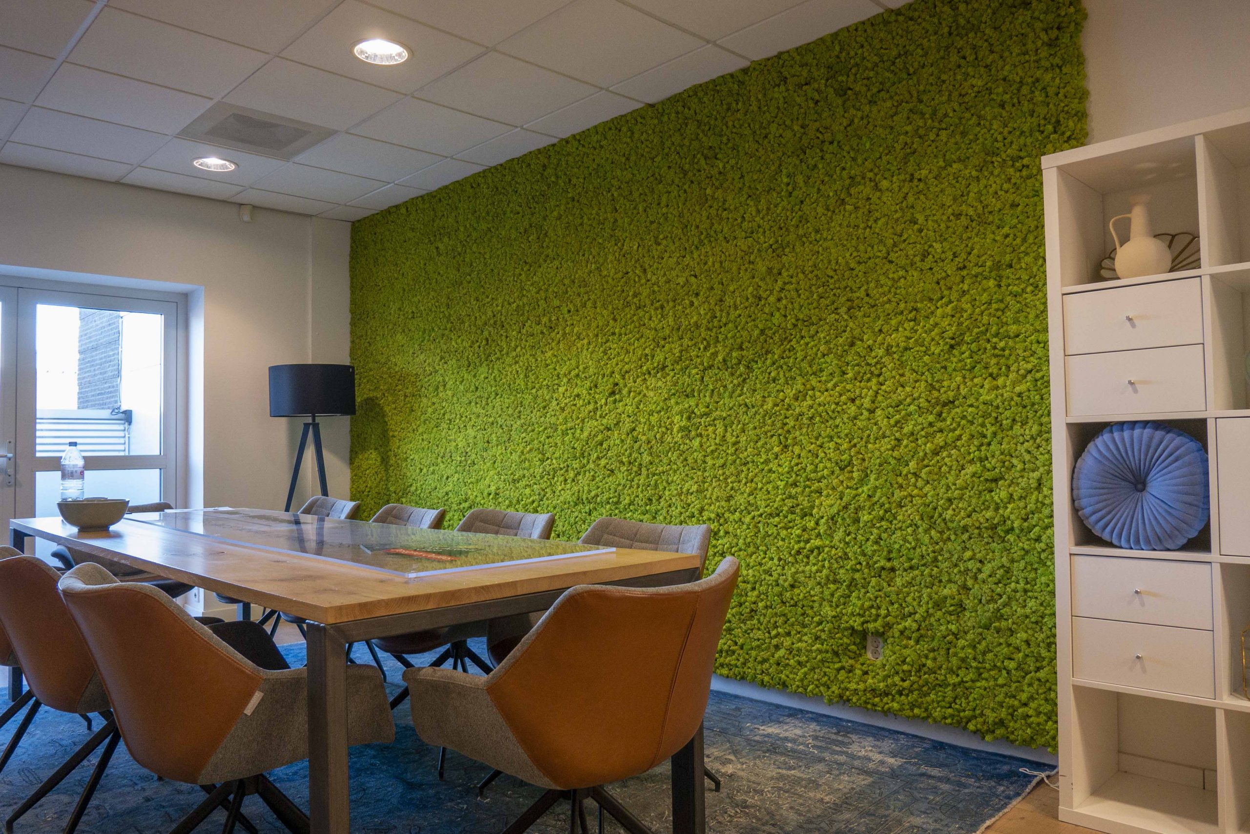Mooswand in Spring Green in einem Konferenzraum